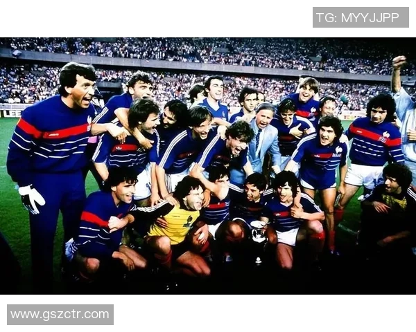 传奇中锋的崛起与荣耀 足球大中锋球星的风采与影响力解析 传奇中锋的崛起与荣耀 足球大中锋球星的风采与影响力解析