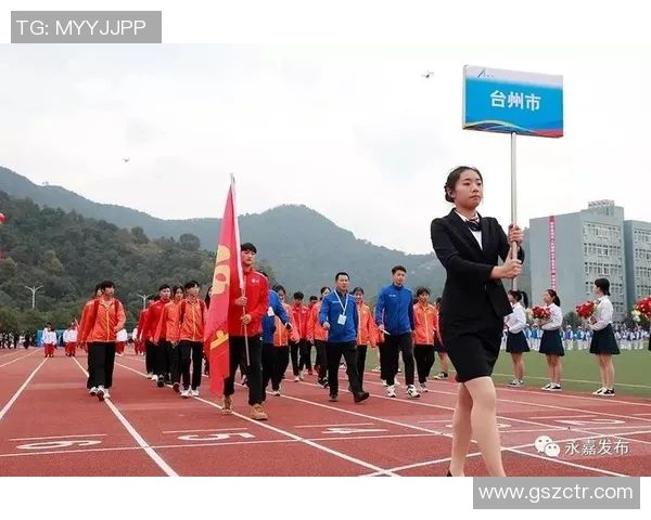 新疆足球名将雕像矗立绿茵场展现体育精神与时代风采