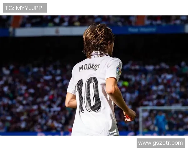 背身转身技艺精湛的足球球星盘点与精彩瞬间回顾 背身转身技艺精湛的足球球星盘点与精彩瞬间回顾