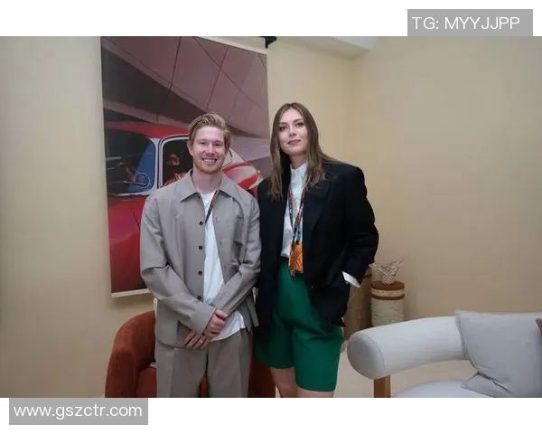 F1车手与足球球星同框合影 展现速度与激情的完美碰撞 F1车手与足球球星同框合影 展现速度与激情的完美碰撞